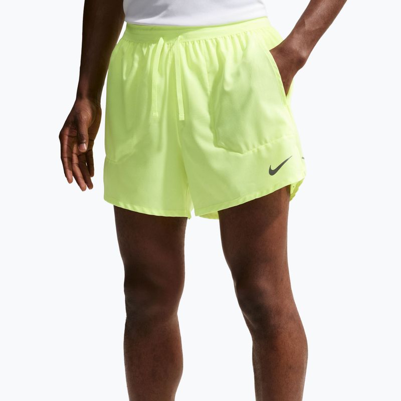 Pantaloni scurți bărbați Nike Stride Dri-Fit cu căptușeală tip slip 5" volt ice 4