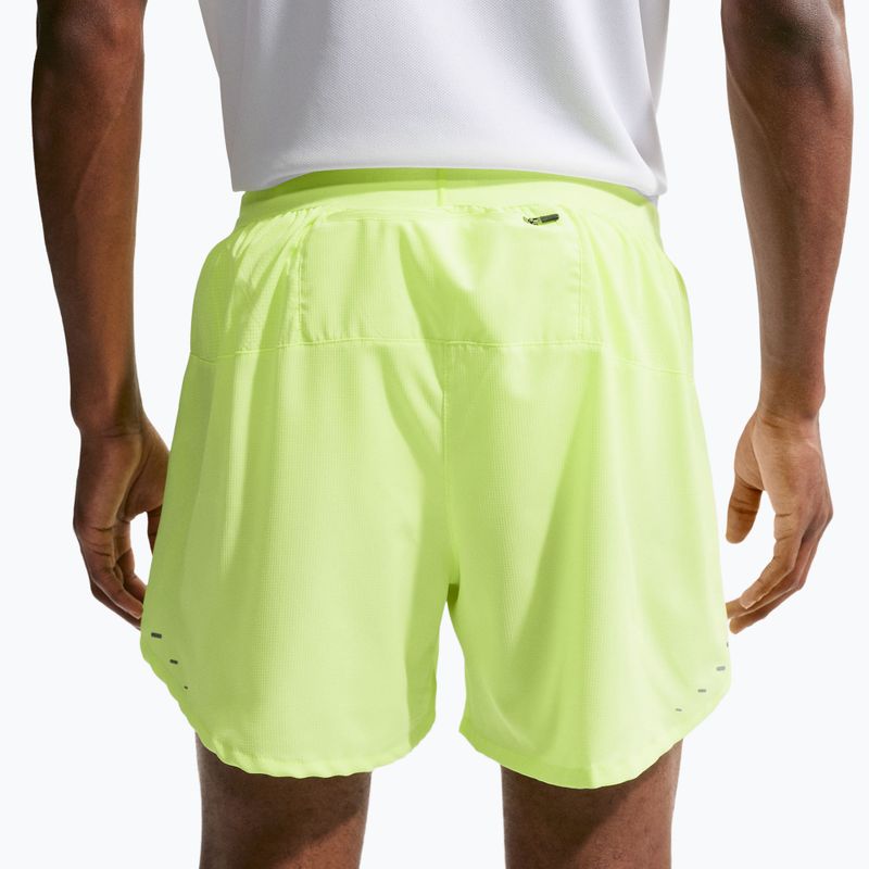 Pantaloni scurți bărbați Nike Stride Dri-Fit cu căptușeală tip slip 5" volt ice 5