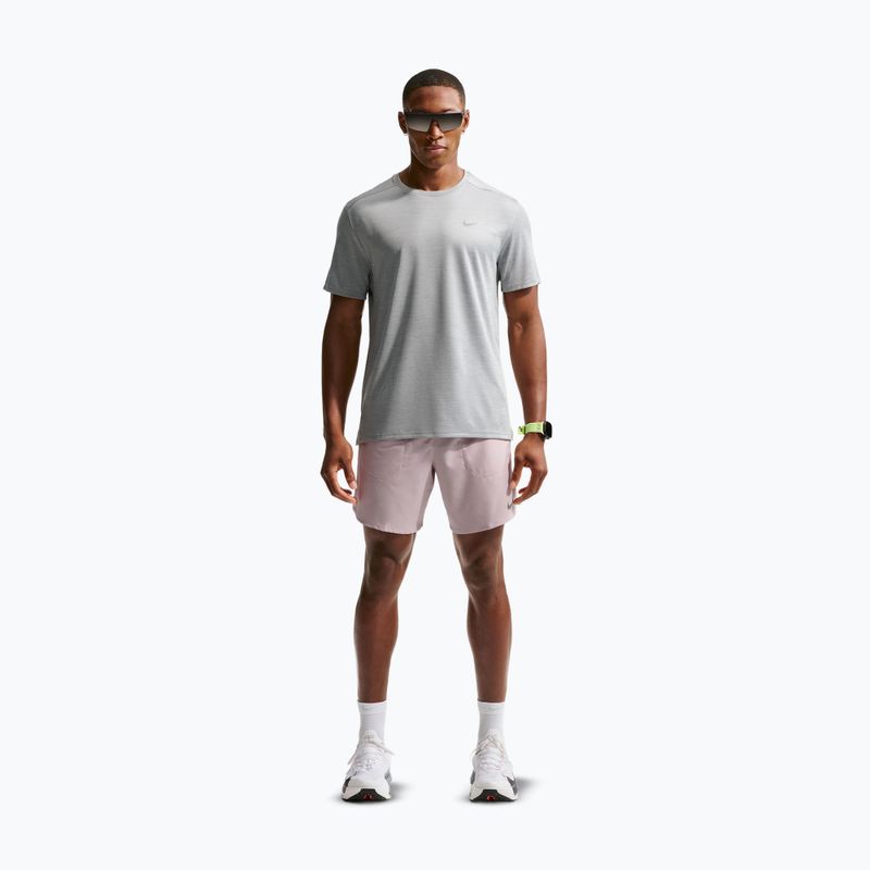 Pantaloni scurți de alergare pentru bărbați Nike Stride Dri-Fit Brief-Lined 7" particle rose 2