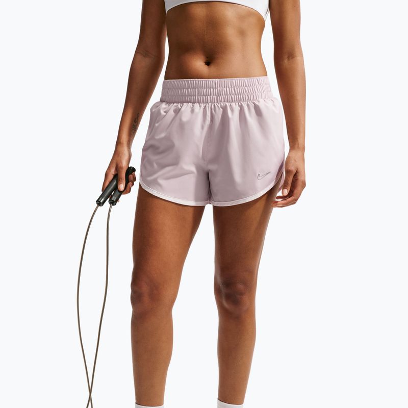 Pantaloni scurți de antrenament pentru femei Nike One Woven Brief-Lined platinum violet/sail 5