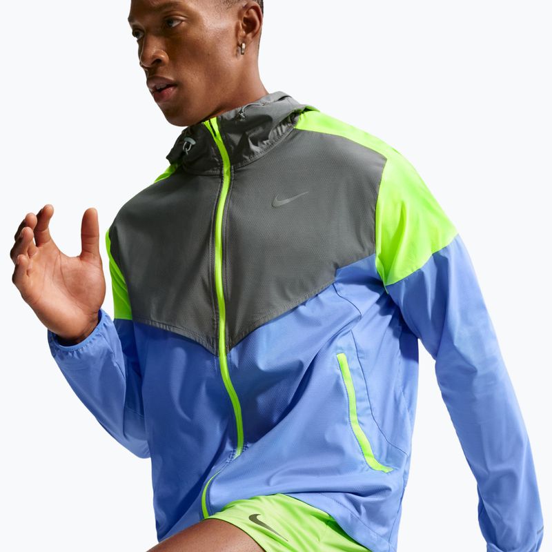 Geacă de alergare pentru bărbați Nike Impossibly Light Windrunner royal pulse/smoke grey/volt ice 5