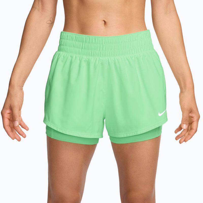 Pantaloni scurți de antrenament pentru femei Nike One cucumber calm/white