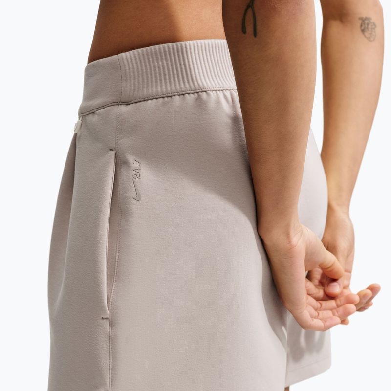 Pantaloni scurți de antrenament pentru femei Nike 24.7 ImpossiblySoft cream Ii/cream Ii/college grey 4