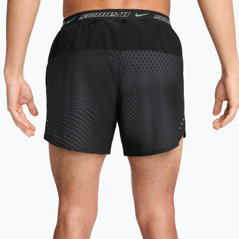 Pantaloni scurți de alergare pentru bărbați Nike Stride black 2