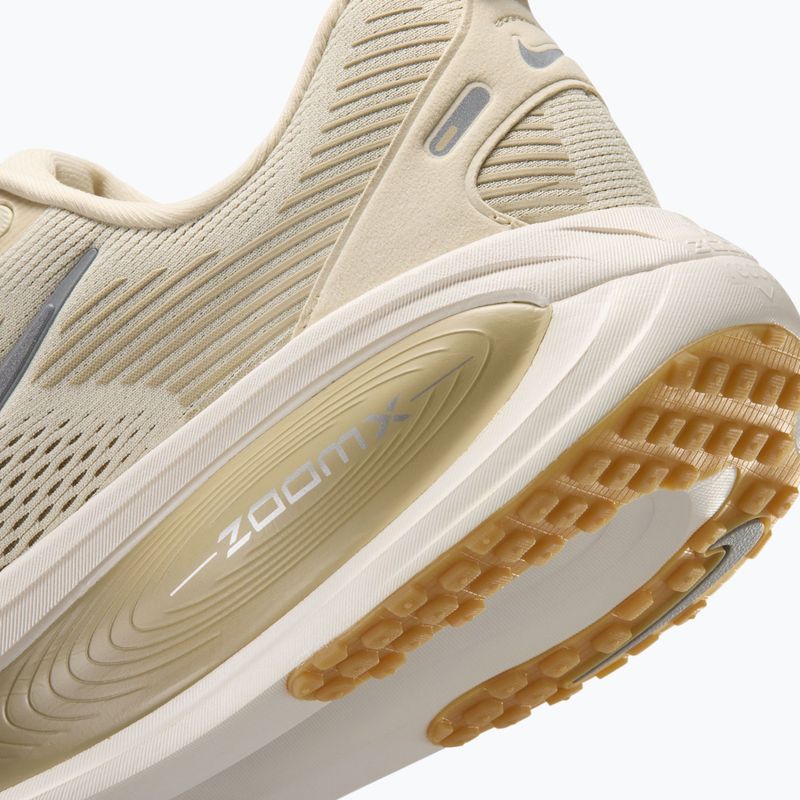 Încălțăminte de alergare pentru bărbați Nike Vomero 18 light khaki/desert khaki/metallic silver 6