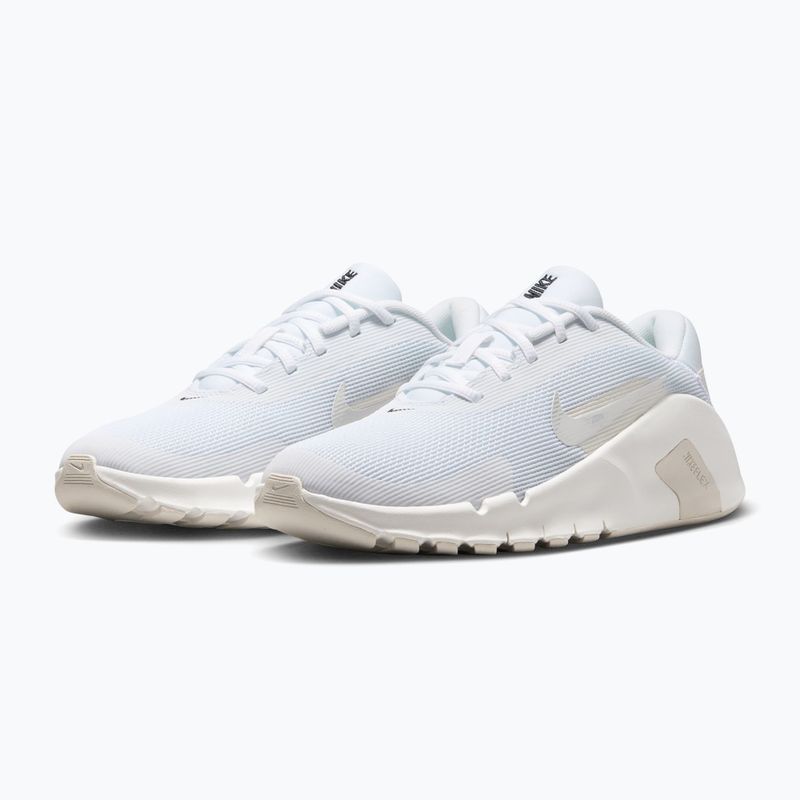 Încălțăminte de antrenament pentru femei Nike Flex Train white/sail/phantom/ metallic silver 3