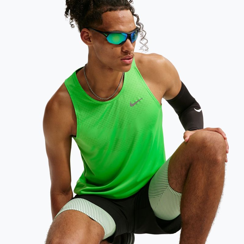 Tricou de alergare pentru bărbați Nike Stride green spark 6