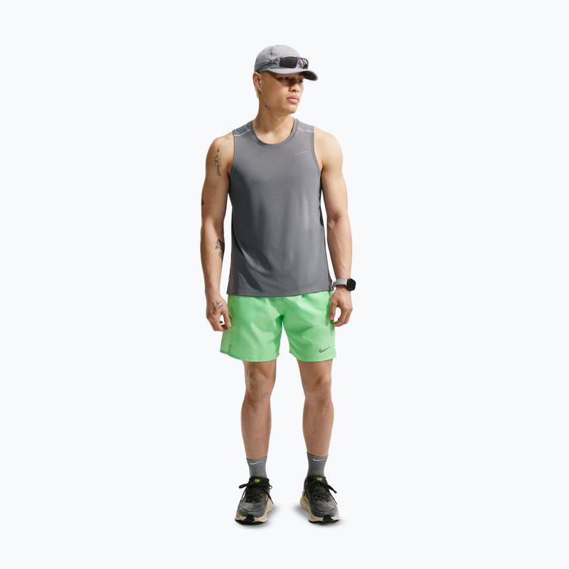 Pantaloni scurți de alergare pentru bărbați Nike Miler illusion green 2