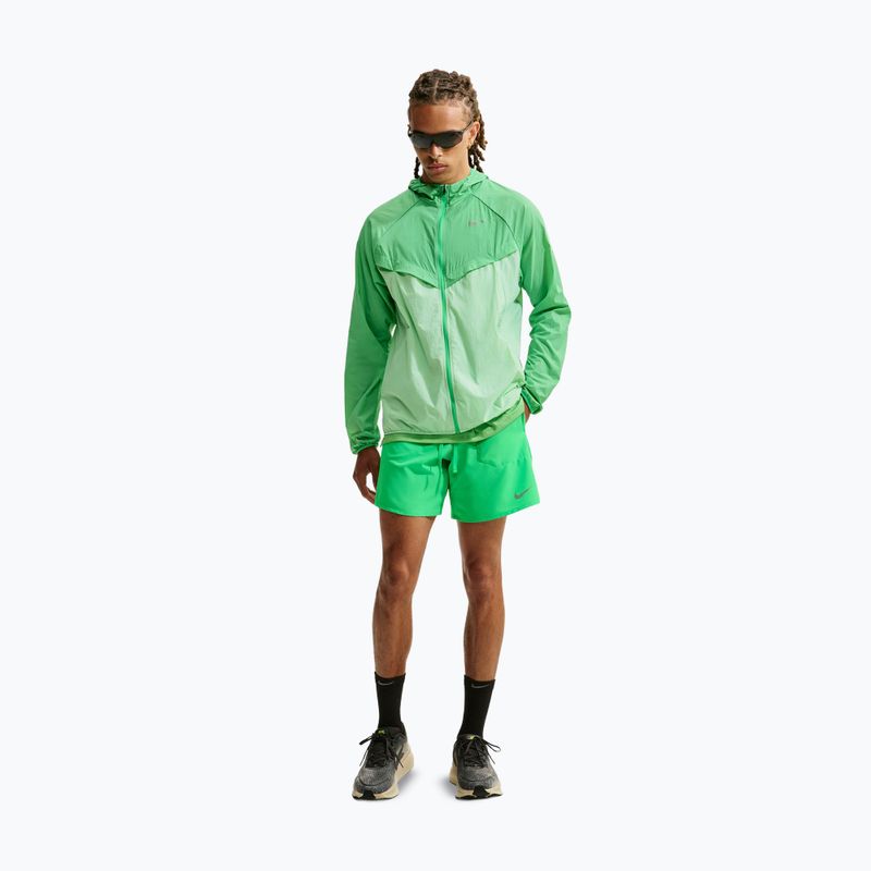 Pantaloni scurți de alergare pentru bărbați Nike Stride Dri-Fit 2in1 7" green spark 2