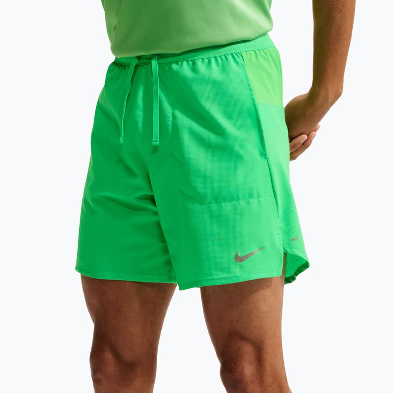 Pantaloni scurți de alergare pentru bărbați Nike Stride Dri-Fit 2in1 7" green spark 5
