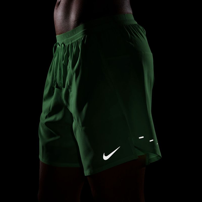 Pantaloni scurți de alergare pentru bărbați Nike Stride Dri-Fit 2in1 7" green spark 7
