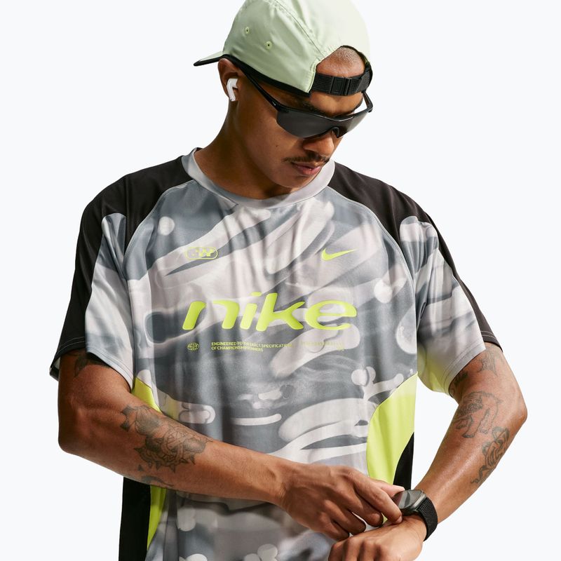 Tricou de alergare pentru bărbați Nike Dri-FIT Printed SS smoke grey/black/light lemon twist 4