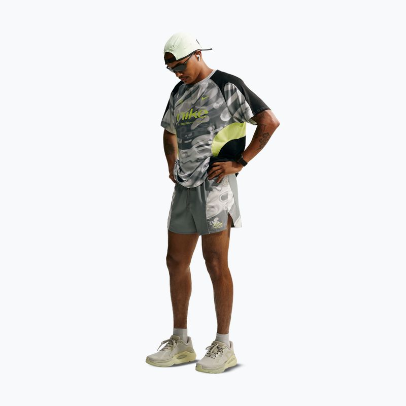 Pantaloni scurți de alergare pentru bărbați Nike Dri-Fit 4" smoke grey/black/light lemon twist 2