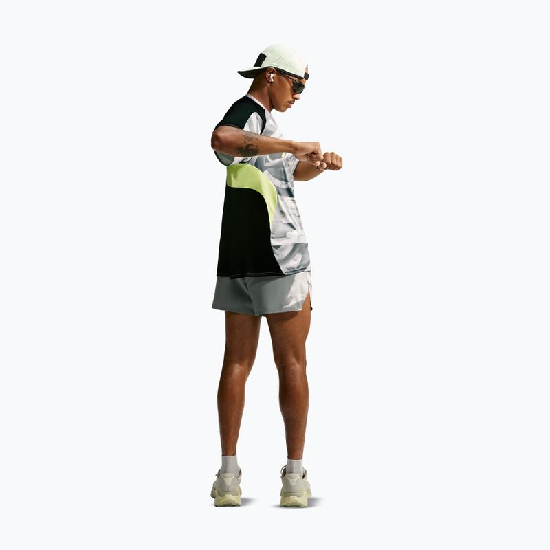 Pantaloni scurți de alergare pentru bărbați Nike Dri-Fit 4" smoke grey/black/light lemon twist 3