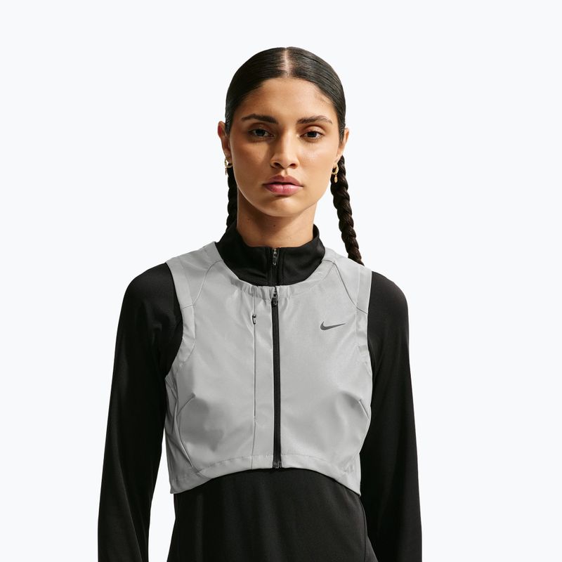 Vestă de alergare pentru femei Nike Swift Flash metallic cool grey/black 4