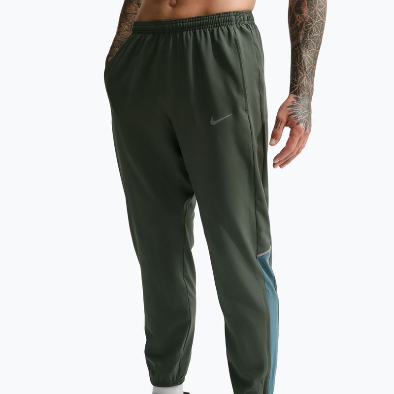Pantaloni de alergare pentru bărbați Nike Miler Dri-Fit Woven camo green/mineral slate 4