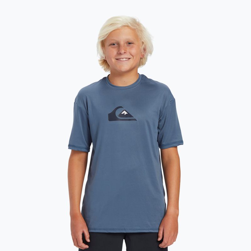 Quiksilver Solid Streak SS Y purtând cămașă de înot pentru copii de mare