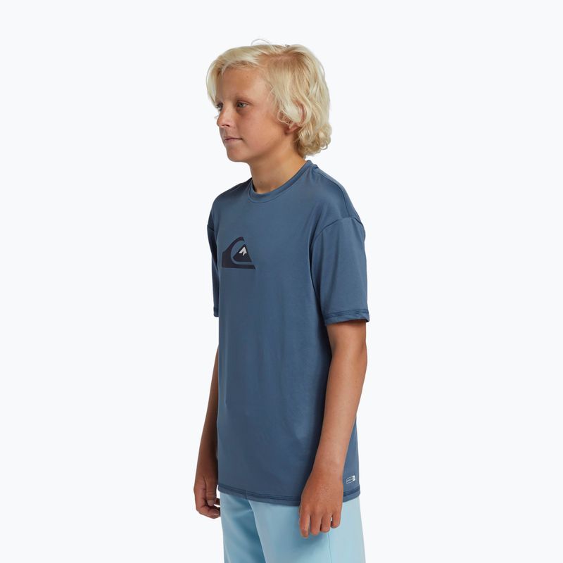 Quiksilver Solid Streak SS Y purtând cămașă de înot pentru copii de mare