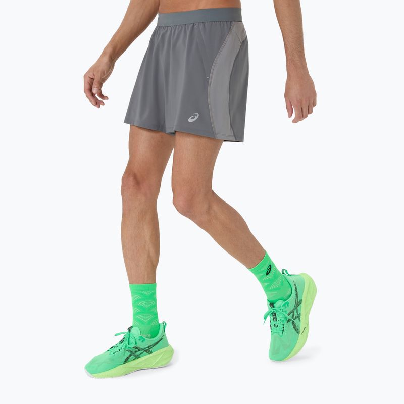 Pantaloni scurți de alergare pentru bărbați ASICS Road 5IN clay grey/steel grey/illuminate green 4
