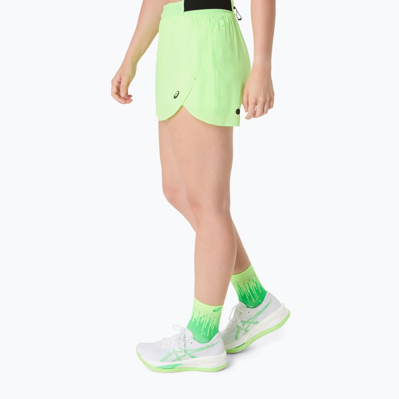 Pantaloni scurți de alergare pentru femei ASICS Metarun Split illuminate green 4