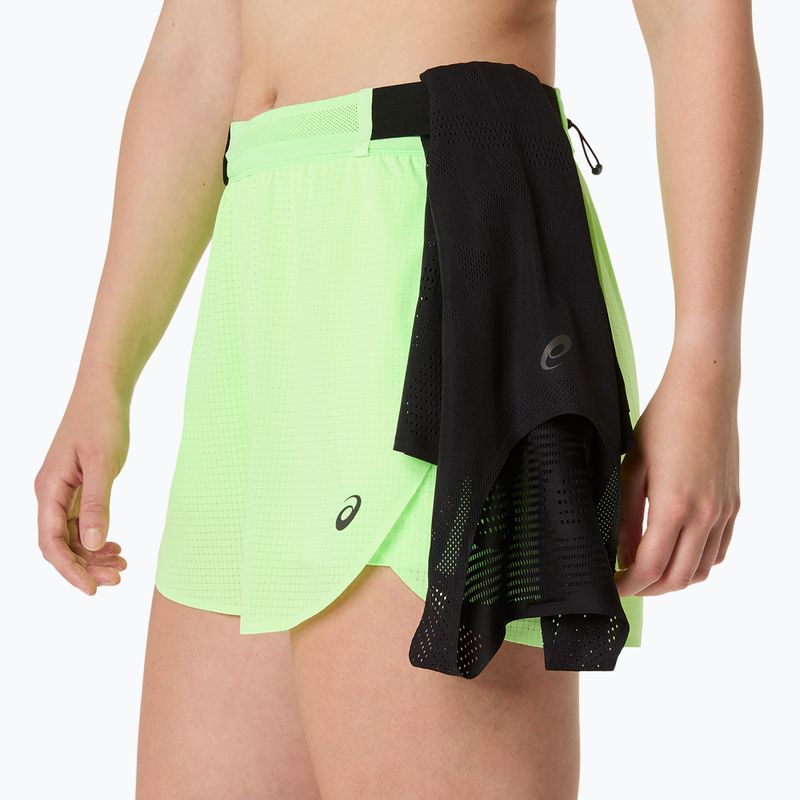 Pantaloni scurți de alergare pentru femei ASICS Metarun Split illuminate green 5