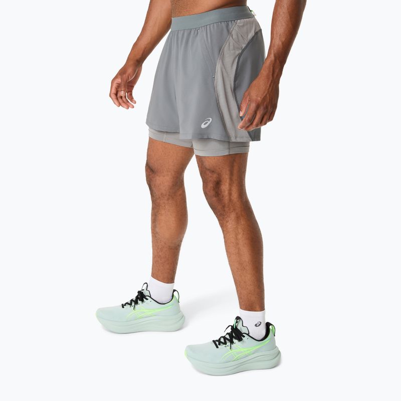 Pantaloni scurți de alergare pentru bărbați ASICS Road 2N1 5IN clay grey/steel grey/illuminate green 4