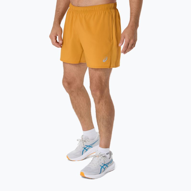 Pantaloni scurți de alergare pentru bărbați ASICS Core 5IN sandstorm 4