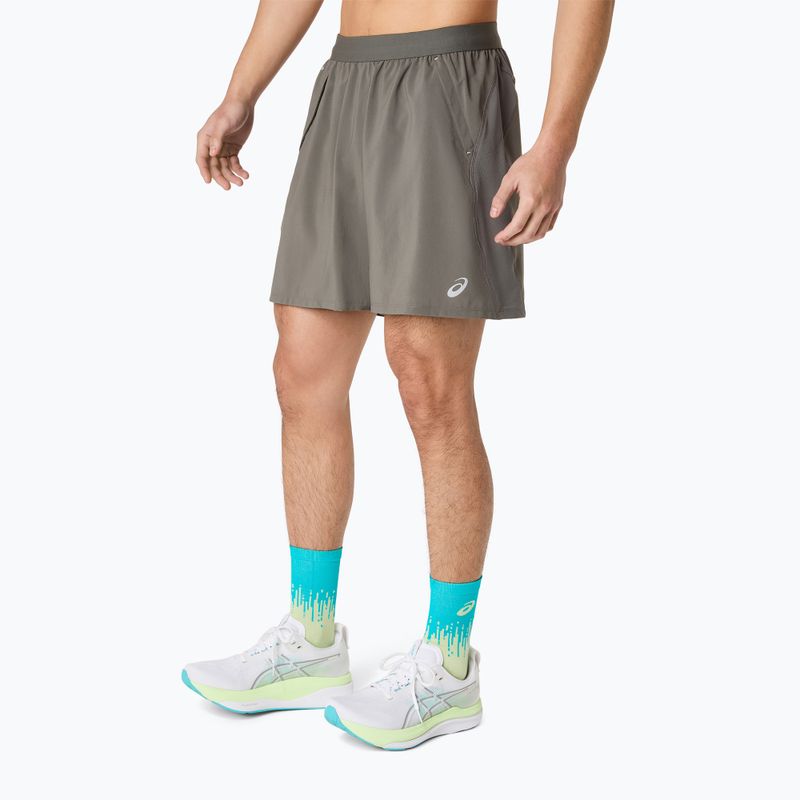 Pantaloni scurți de alergare pentru bărbați Asics Road 2-N-1 7In Short Truffle Grey 2