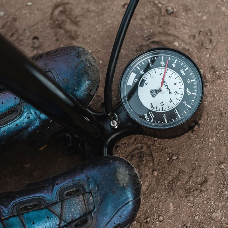 Pompă de bicicletă Lezyne Classic Floor Drive 3.5 220psi metallic black 9