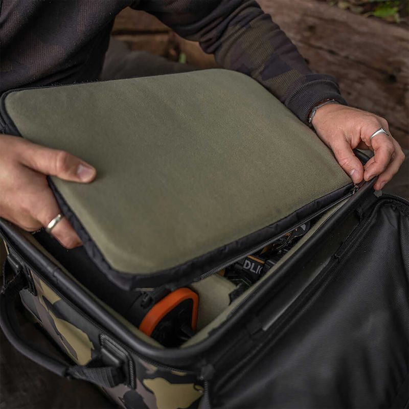 Geantă pentru electronice Avid Carp Stormshield Pro Techpack XL 5