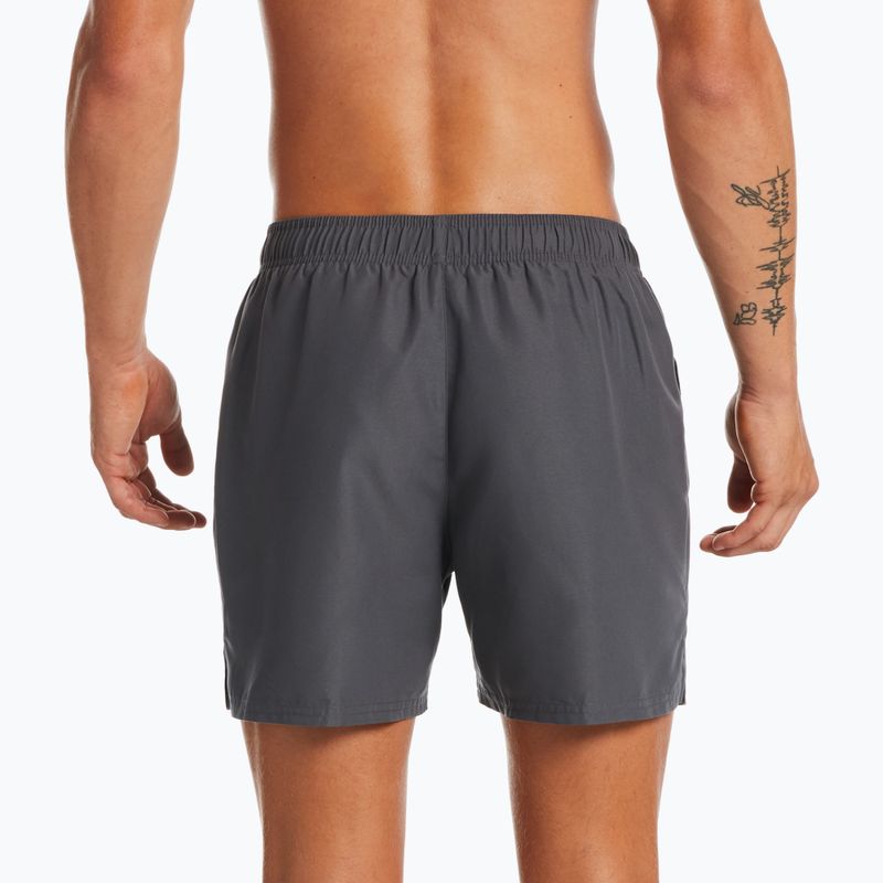 Pantaloni scurți de baie Nike Essential 5" Volley pentru bărbați, gri NESSA560-018 2