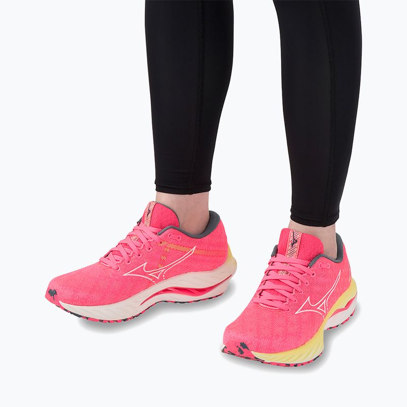 Încălțăminte de alergare pentru femei Mizuno Wave Inspire 19 hi vis pink/ snow white/ luminous 17