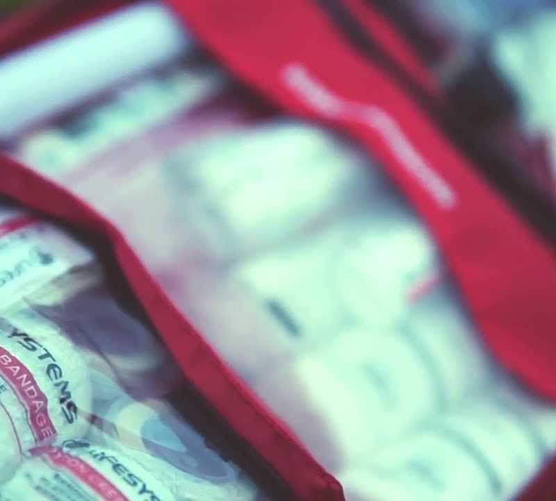 Trusă turistică Lifesystems Camping First Aid Kit roșie LM20210SI 5