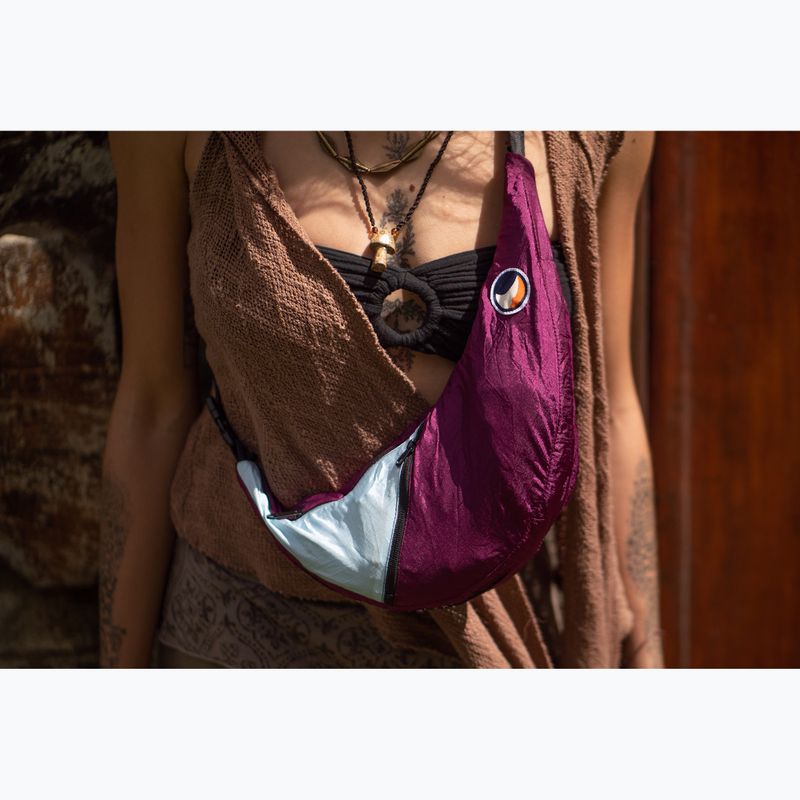 Borsetă de braț Ticket To The Moon Upcycled Sling bag plum/cloud 8
