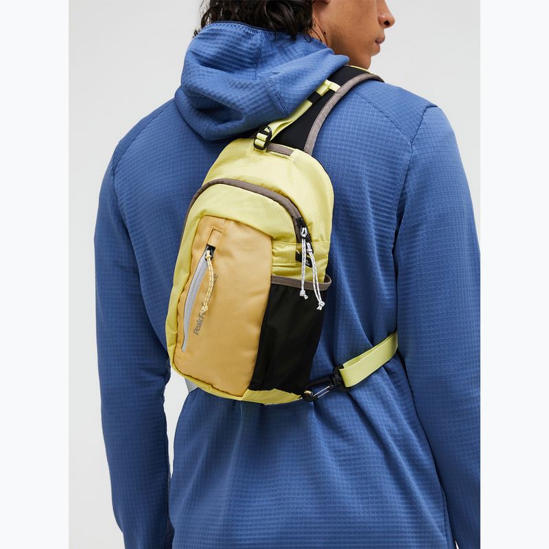 Borsetă Peak Performance Outdoor Slingbag 4,5 l alpine harvest/Icy citrus 6