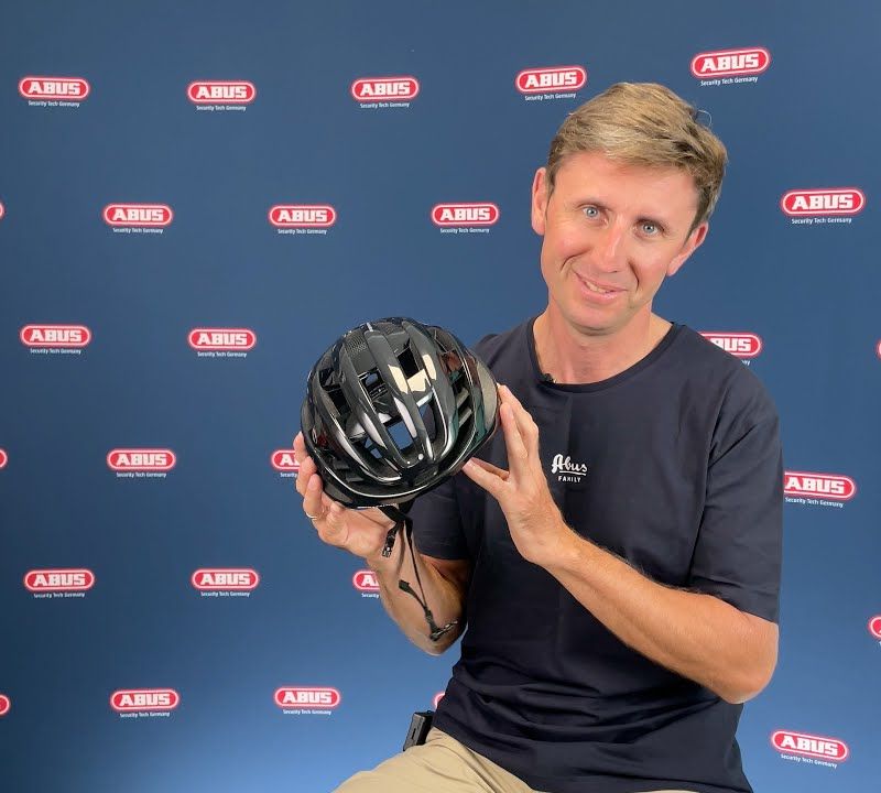 Cască de bicicletă ABUS AirBreaker roșu aprins 81735 10