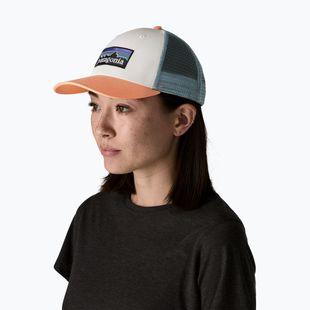 Șapcă cu cozoroc Patagonia P-6 Logo LoPro Trucker white w/peach sherbet